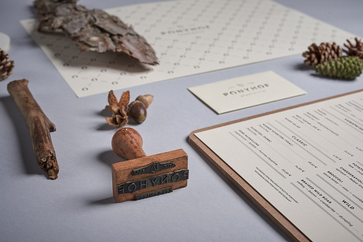 德國餐廳（餐飲）品牌標(biāo)志設(shè)計和品牌設(shè)計——logo與馬牧場背景相關(guān)，品牌設(shè)計，餐飲品牌設(shè)計，餐飲logo設(shè)計，餐廳品牌設(shè)計，品牌標(biāo)志設(shè)計，深圳品牌設(shè)計