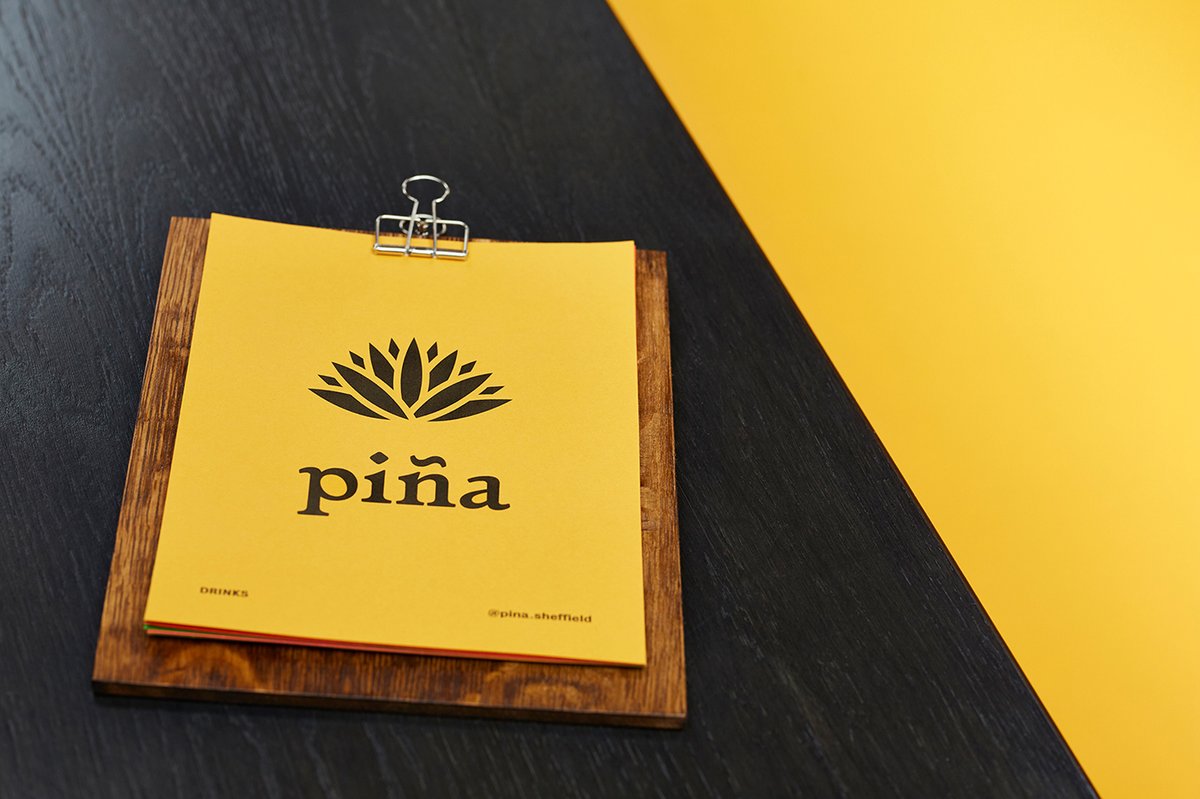 視覺(jué)識(shí)別在 piña 品牌設(shè)計(jì)的應(yīng)用——酒吧與餐廳形象的融合，品牌設(shè)計(jì)，酒吧品牌設(shè)計(jì)，品牌形象設(shè)計(jì)，企業(yè)品牌營(yíng)銷，深圳品牌策劃，深圳品牌設(shè)計(jì)，左右格局
