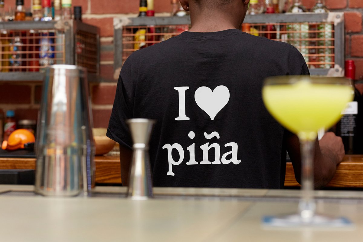 視覺(jué)識(shí)別在 piña 品牌設(shè)計(jì)的應(yīng)用——酒吧與餐廳形象的融合，品牌設(shè)計(jì)，酒吧品牌設(shè)計(jì)，品牌形象設(shè)計(jì)，企業(yè)品牌營(yíng)銷，深圳品牌策劃，深圳品牌設(shè)計(jì)，左右格局