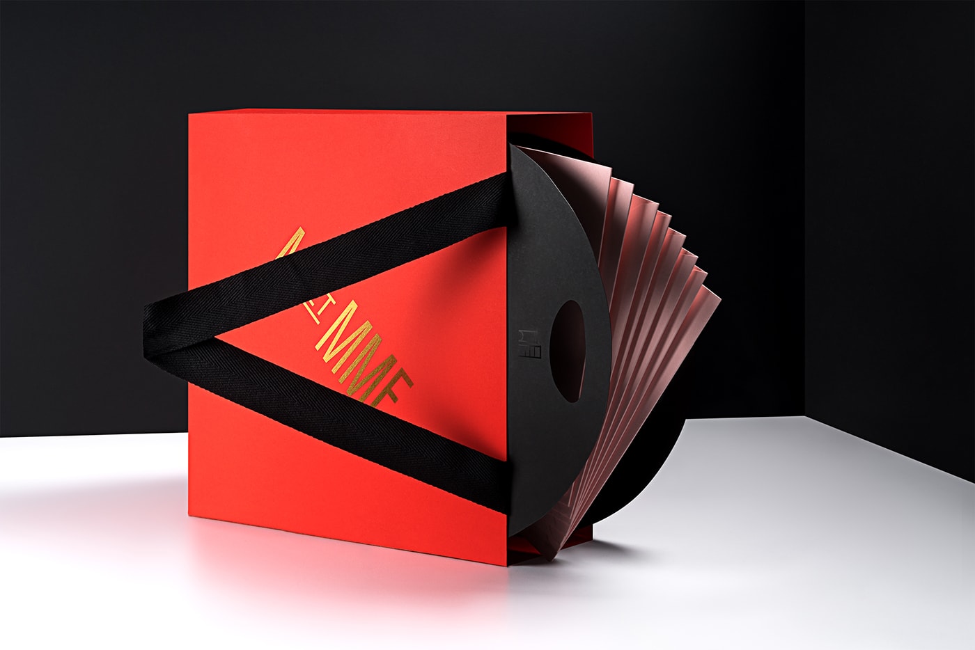 國外時(shí)尚創(chuàng)意邀請(qǐng)函品牌形象設(shè)計(jì)案例，品牌形象設(shè)計(jì)，時(shí)尚品牌設(shè)計(jì)，品牌設(shè)計(jì)公司，深圳品牌設(shè)計(jì)，左右格局